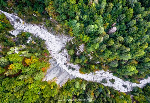Trocken liegender Gebirgsbach