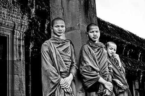 Portrait de jeunes bonzes dans le temple d'Angkor au Cambodge