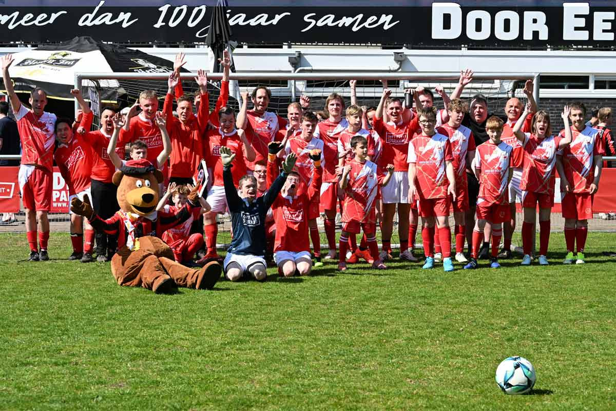 Gemeinsames Abschlussfoto der Finalteams nach einem fairen und freundschaftlichen Turniertag voller Fußballfreude und Inklusion.