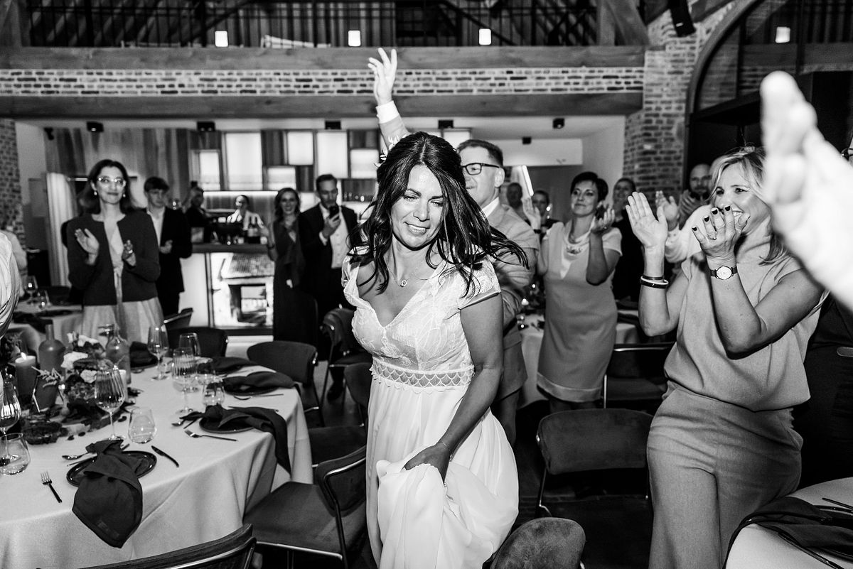 huwelijksfotograaf west-vlaanderen &ndash; intrede van koppel in de feestzaal