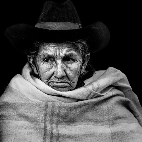 Portrait noir et blanc d'une femme du Pérou