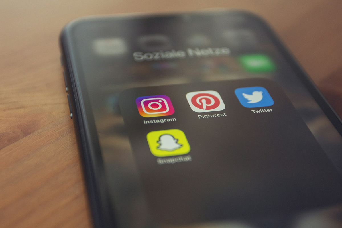 Écran de téléphone avec icônes sociales
