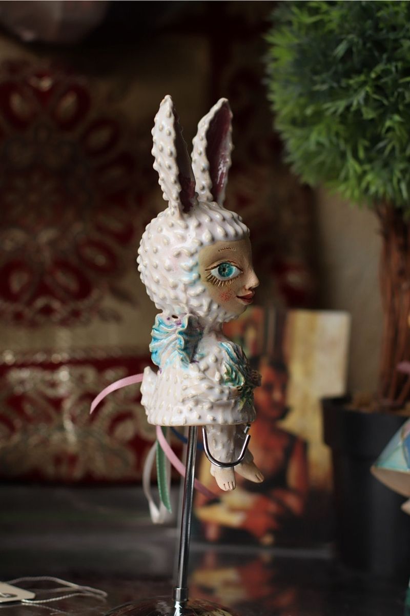 Mini sculpture, bunny with flowers