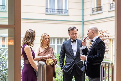 Well-dressed attendees networking during the Bundespresseball 2024 reception.