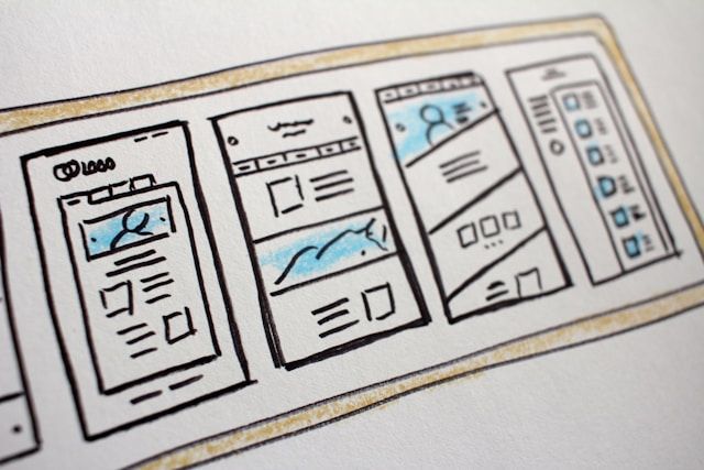 Bild eines auf Papier gezeichneten Website-Layouts