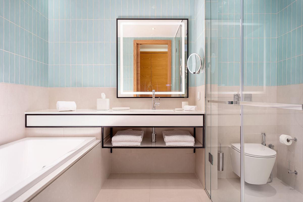 Hyatt Regency Lisboa Queen Bed Room Bathroom