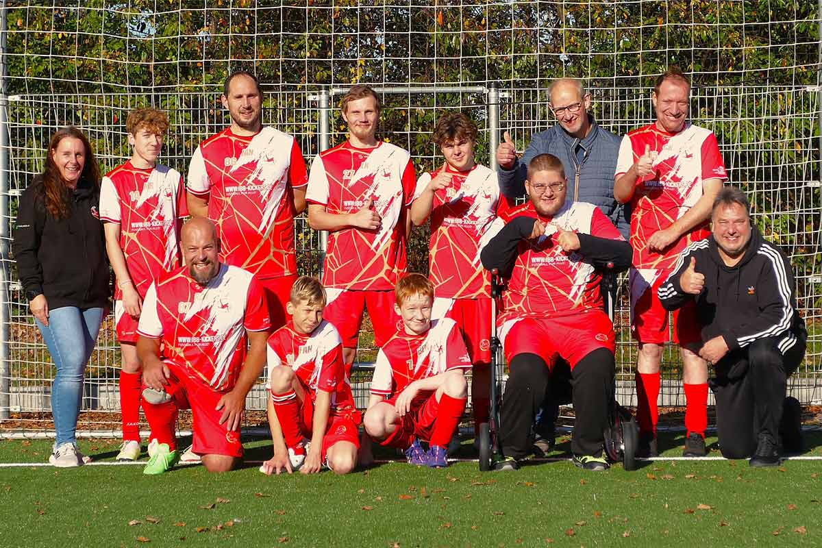 Gruppenfoto der Ibbenbürener Kickers im Stadion von Excelsior’31