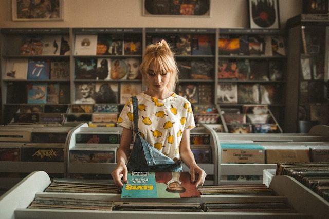Persona sosteniendo una funda de vinilo