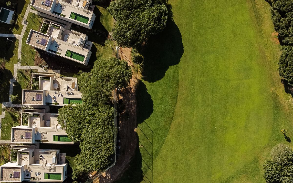 Fotografia a&eacute;rea do Marinha Prime com vista sobre o campo de golfe da Quinta da Marinha