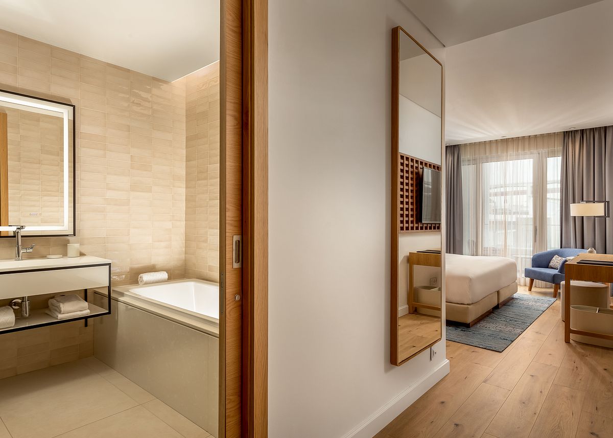 Hyatt Regency Lisboa Queen Bed Room with Bathroom
