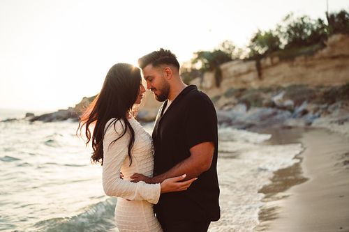 coppia innamorata si guarda in spiaggia