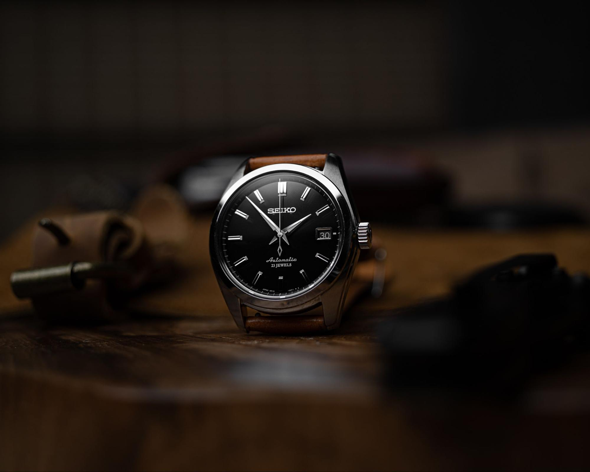 photo d'une montre prise sous une faible lumière nocturne