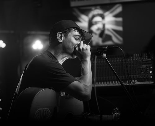 Warren Ireland – The Black Market Venue, WarsopThe Black Market Venue lit up last night with the sound of Warren Ireland, one of Nottingham’s finest looping artists, delivering a set that was equal parts inventive and uplifting.Armed with his loop