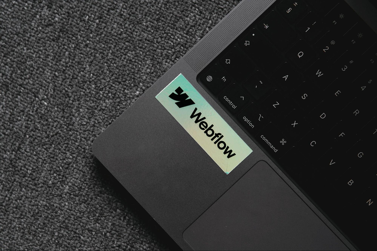 une image d'un ordinateur portable avec un autocollant Webflow