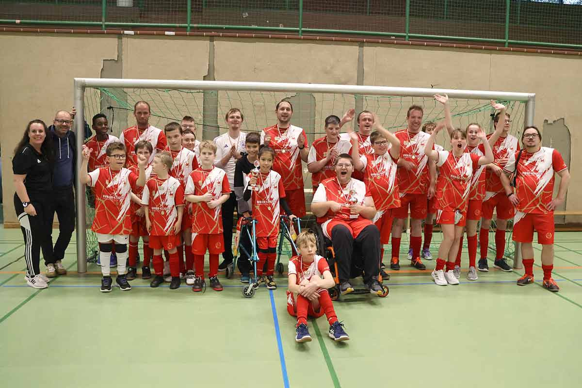 Stolze und zufriedene Ibbenbürener Kickers bei einem Gruppenfoto