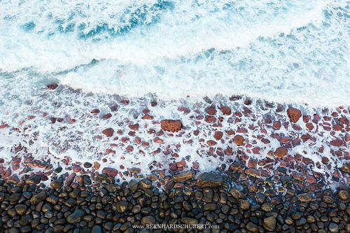 Farbenfrohe Küstenlinie