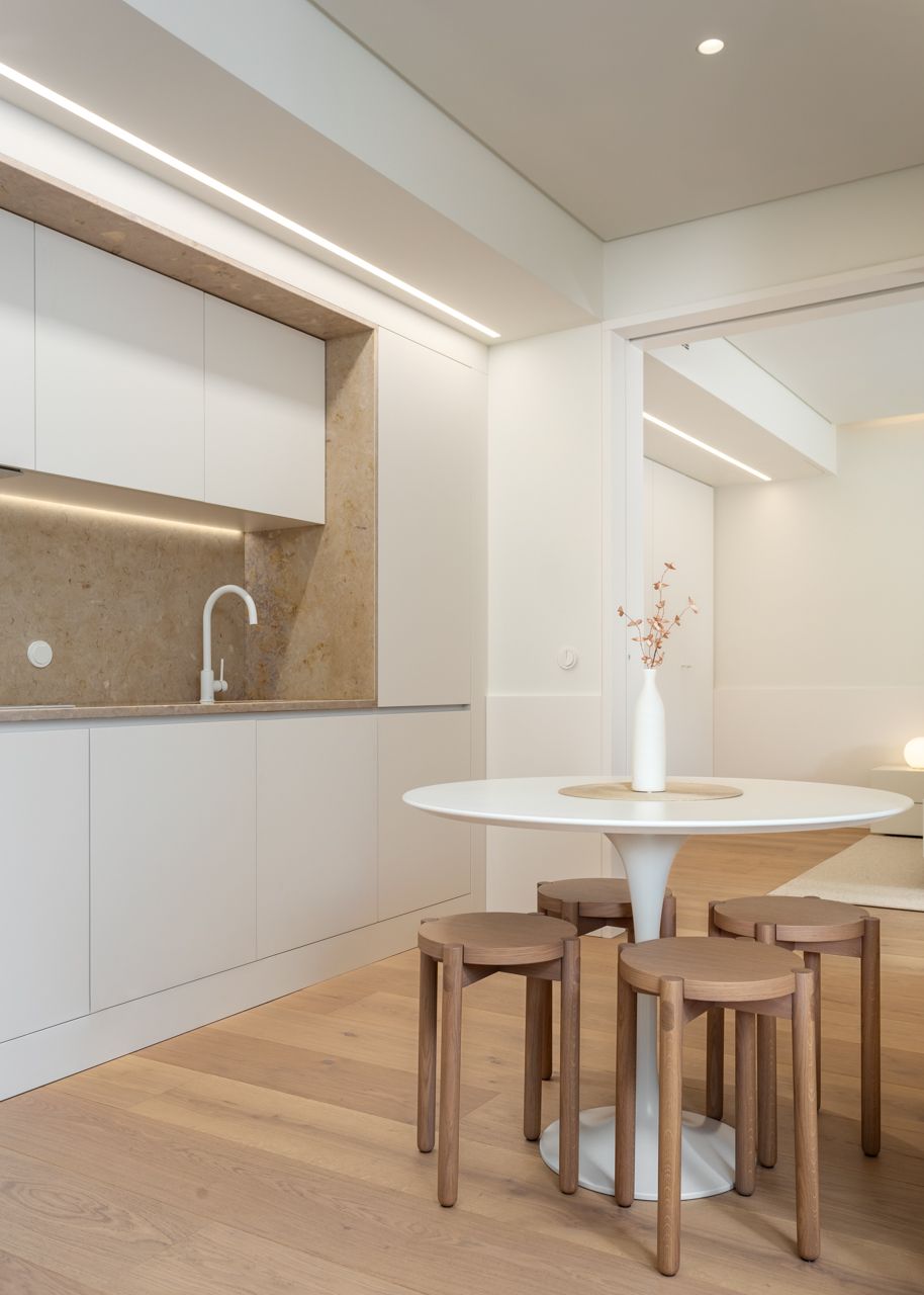 Fotografia de no Apartamento Reabilitado na Av. Roma, Lisboa, projeto do ATELIÊ 22.