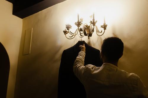 Preparativi sposo matrimonio Badia San Vittore Cingoli fotografie eleganti