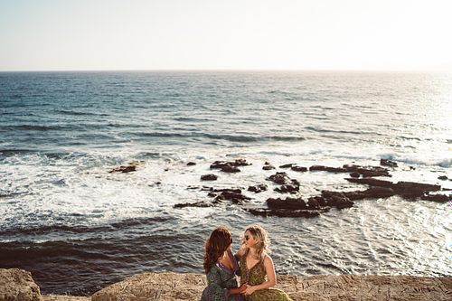 "coppia romantica nelle scogliere vista mare ad Alghero"
