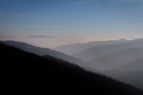 Crêtes rocheuses partiellement couvertes de brume.