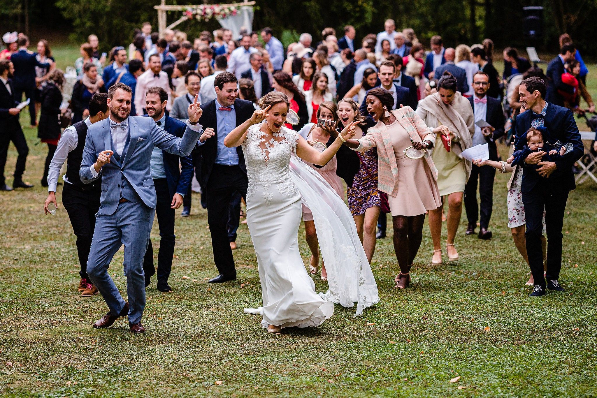 Couple de mari&eacute;s qui sort de la c&eacute;r&eacute;monie la&iuml;que en chantant et dansant captur&eacute; par S&eacute;bastien CLAVEL photographe de Mariage &agrave; Lyon et Gen&egrave;ve