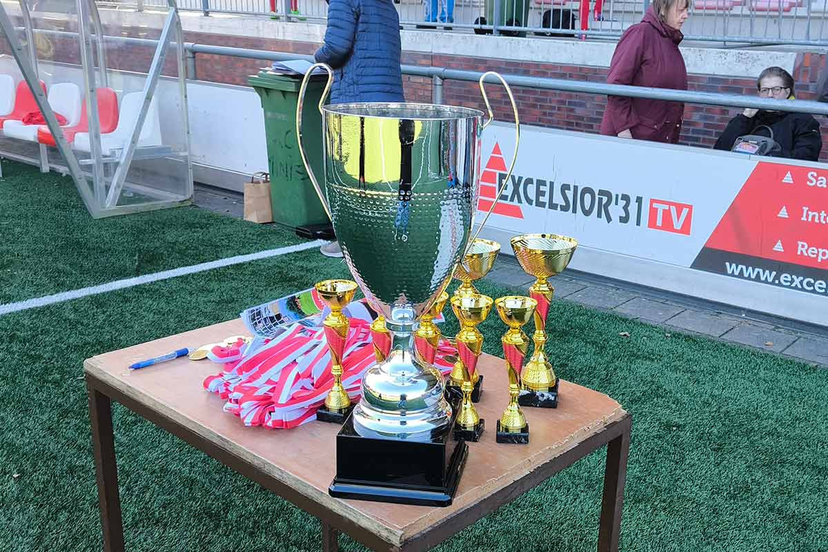 Ein Tisch mit Pokalen, für jedes Team ein kleiner Pokal und fr den Erstplatzierten ein riesiger Wanderpokal