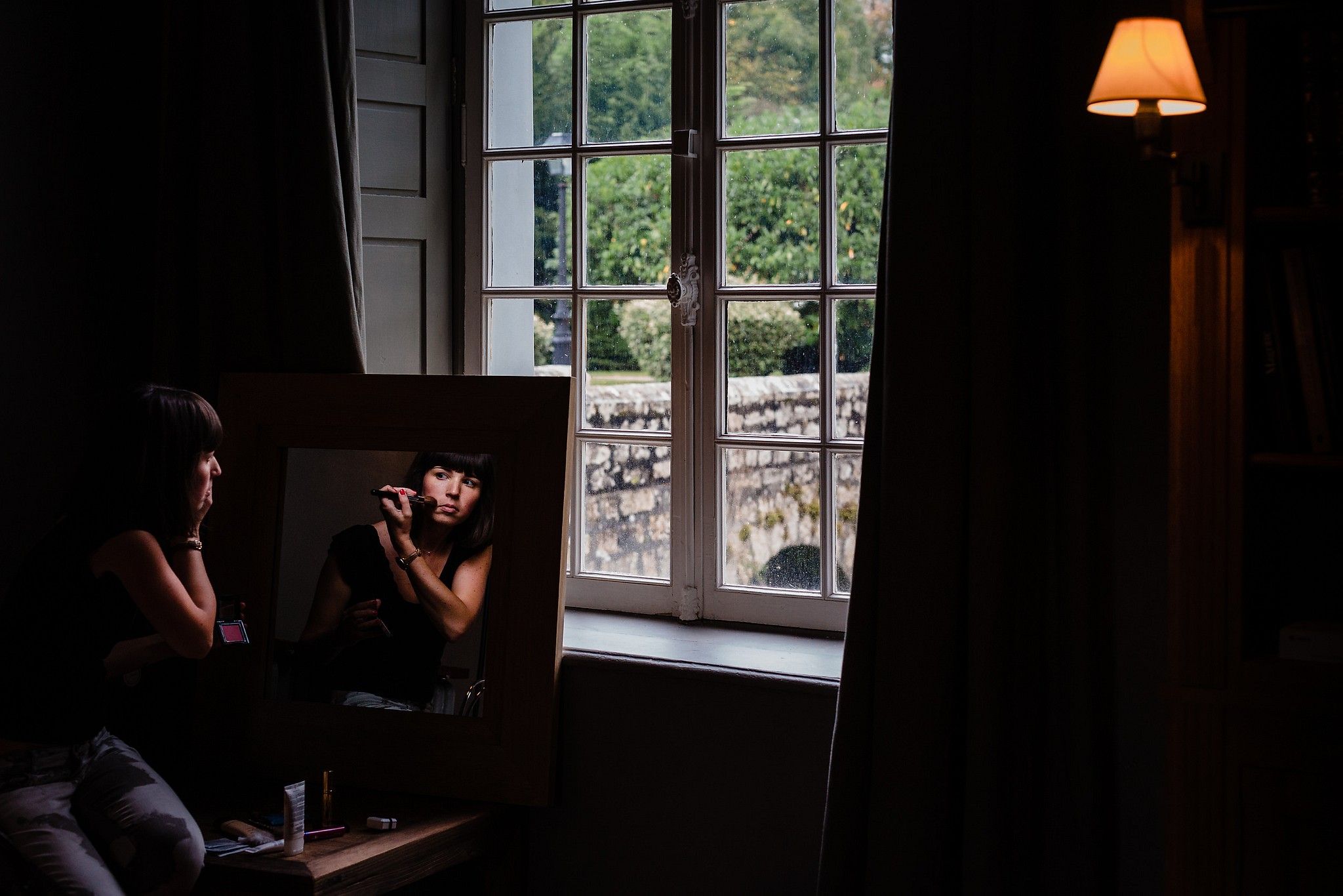 Mari&eacute;e qui se maquille seule pendant ses pr&eacute;paratifs captur&eacute; par S&eacute;bastien CLAVEL photographe de Mariage &agrave; Lyon et Gen&egrave;ve