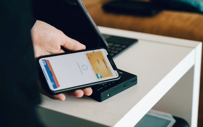 Image d'une personne utilisant un téléphone portable pour payer