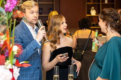 Guests enjoying drinks and conversation at the Bundespresseball 2024 in Berlin.