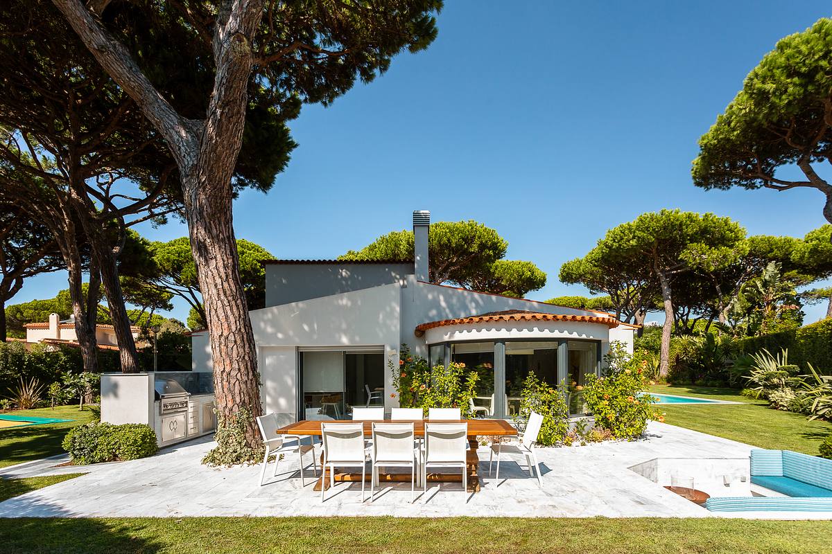Fachada de moradia V3 na Quinta da Marinha em Cascais fotografada em contexto residencial de luxo