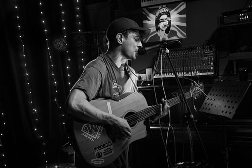 Warren Ireland – The Black Market Venue, WarsopThe Black Market Venue lit up last night with the sound of Warren Ireland, one of Nottingham’s finest looping artists, delivering a set that was equal parts inventive and uplifting.Armed with his loop