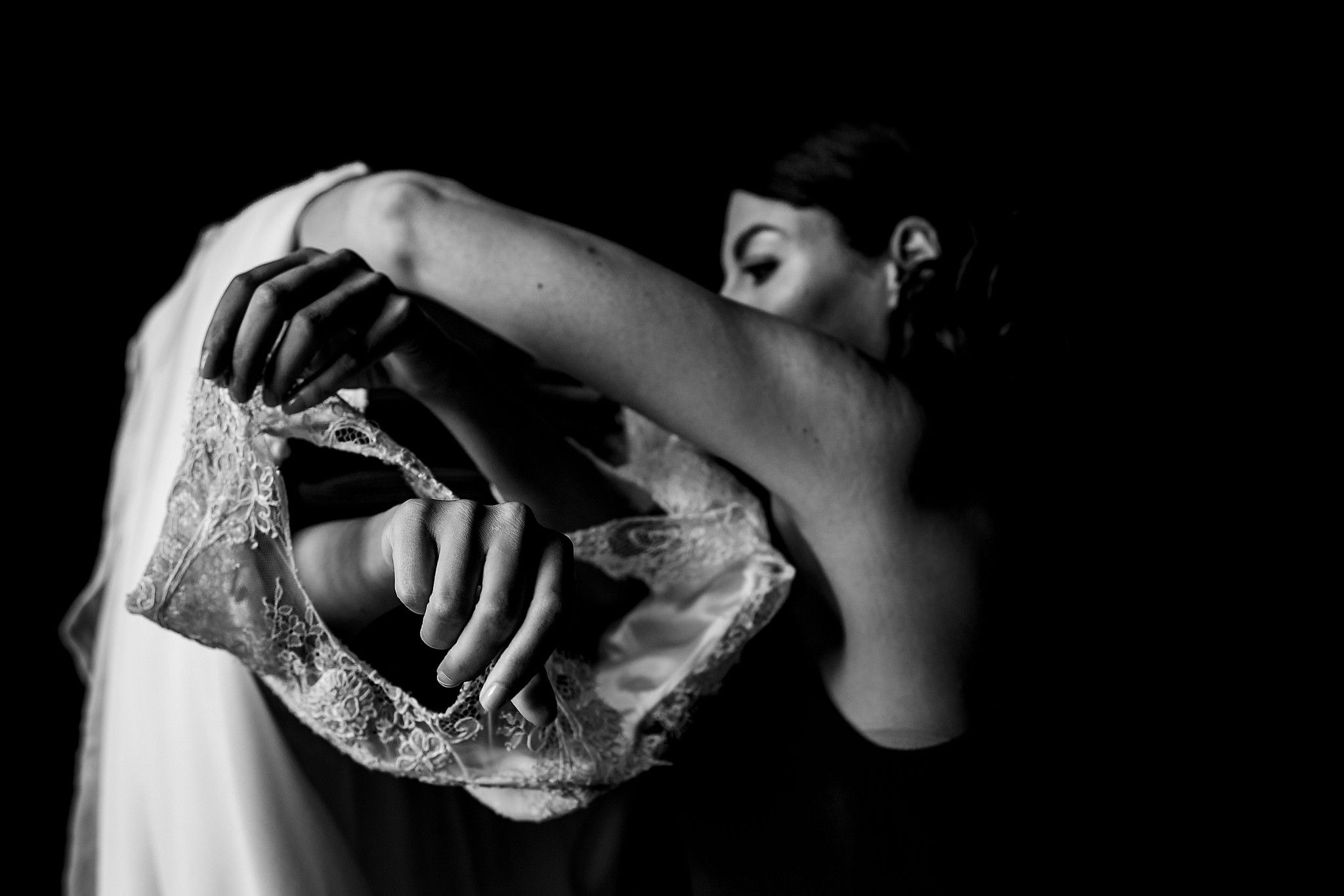 T&eacute;moin de la mari&eacute;e qui lui met sa robe captur&eacute; par S&eacute;bastien CLAVEL photographe de Mariage &agrave; Lyon et Gen&egrave;ve